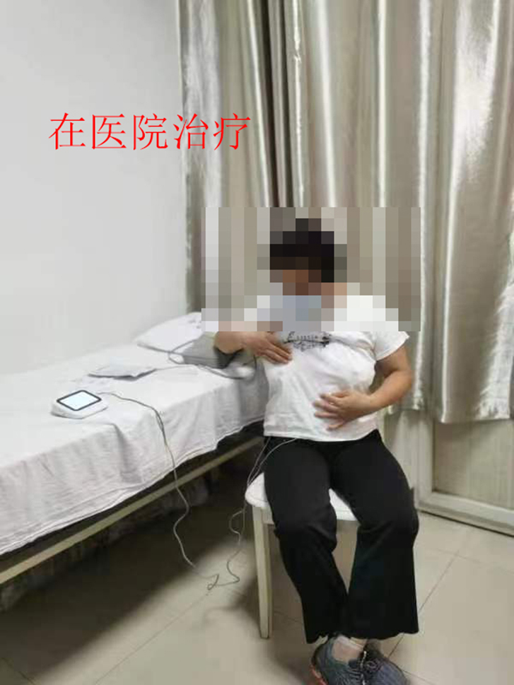 患者在医院使用中频乳腺治疗仪治疗
